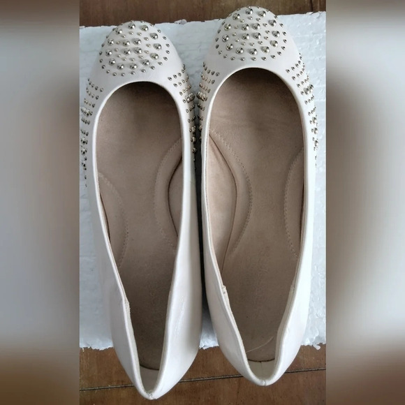 Aerosoles Women's Size 11 M Cream flats with studs - Picture 6 of 7
